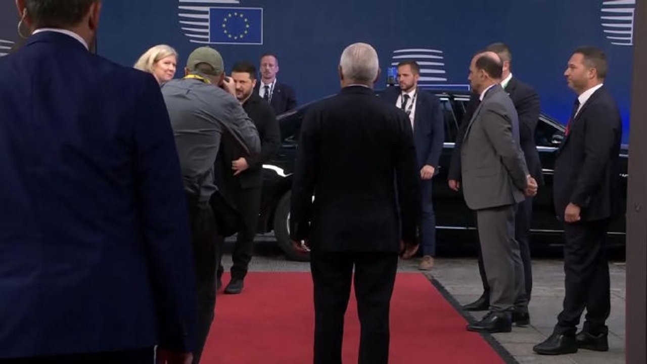 Zelensky arriva al Consiglio Ue di Bruxelles. Accolto da Costa con un abbraccio