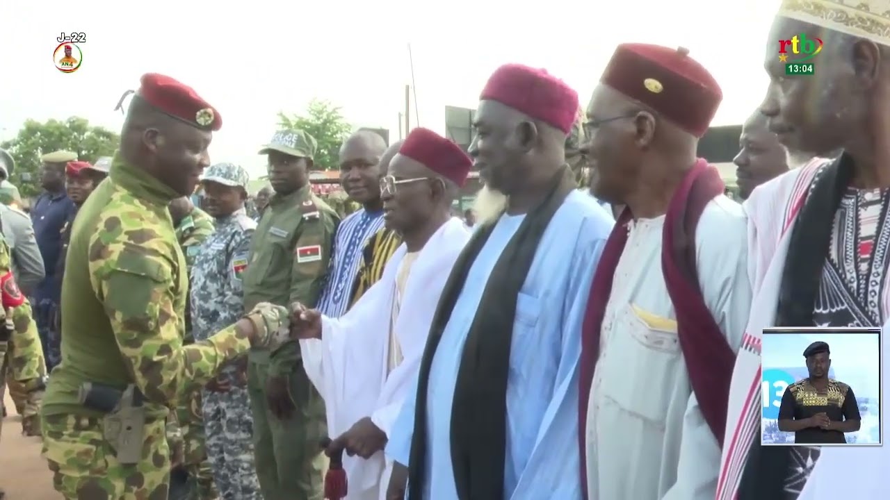 Séjour du Président du Faso à Bobo: Le Capitaine Ibrahim TRAORÉ salue une foule en liesse à Boromo