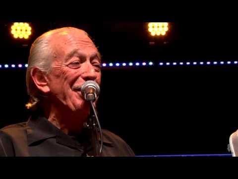 Charlie Musselwhite - 300 Miles To Go (eTown webisode #929)