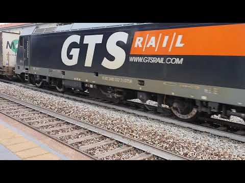 treno merci con in testa  una GTS RAIL  483 052