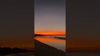 Download lagu Pemandangan matahari terbenam yang menawan di pantai. mp3