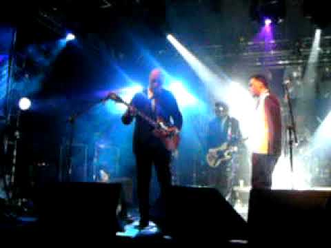 Edgard Scandurra solando em "Longe", de Arnaldo Antunes, em Campinas 06/11/2009