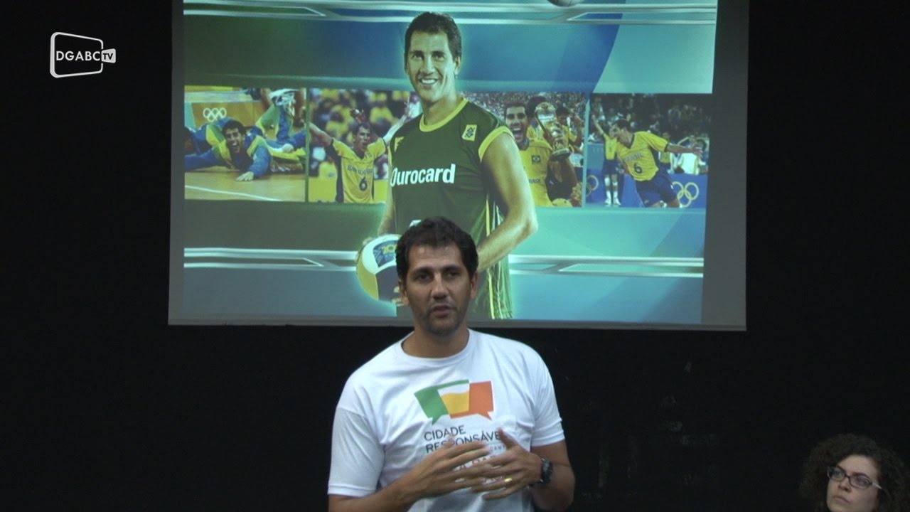 Atleta do vôlei faz campanha a favor de consumo consciente de álcool em São Bernardo