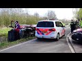 Brandweerauto rijdt de sloot in