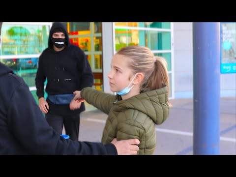 KIDNAPPER UNE PETITE FILLE EN PUBLIC ! - Expérience Sociale