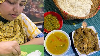 Download lagu Eating Lunch(Rice & Spicy Bamboo Chicken Curry, Shrimp Green Chilli, Daal) With Friends at Hebaang mp3