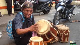 Download lagu Mang Uwas (alm) - Jago Main Kendang Sambil Nyanyi mp3 Download lagu Mang Uwas (alm) - Jago Main Kendang Sambil Nyanyi mp3