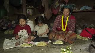 Cooking and eating chow mein in the village|| Rural life
