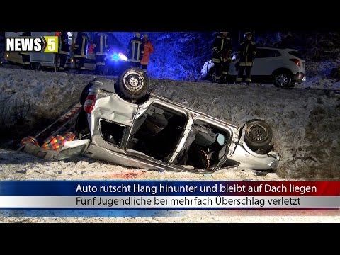 02.01.2017 (HO) Auto rutscht Hang hinunter und bleibt auf Dach liegen