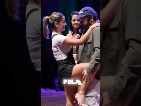 ELA AGARROU ELE NO MEIO DO PALCO - RAPHAEL GHANEM #comedia #standupbr #humor #viralshorts