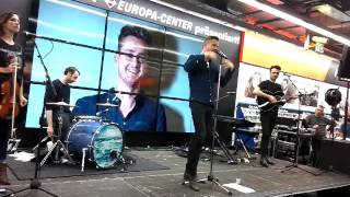 Tom Chaplin - Mini-Gig + Autogrammstunde "The Wave" (Europacenter Berlin, 17.10.2016)
