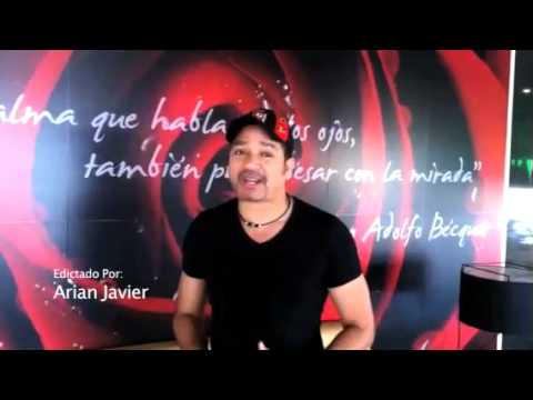 Frank Reyes saludando a los clientes de Bachata Club Sabadell