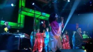 Björk- Earth Intruders (live) (Jools Holland) 2007