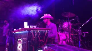 Craig Campbell covering Leaving October