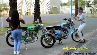 Download lagu Bisane mung nyawang_-_goyang gadis cantik cocok buat story wa mp3