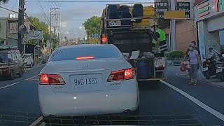【車禍影片】這麼急著要自己進去垃圾車是不是？（車號：BWG-1357）（2025.07.15 桃園市八德區建國路