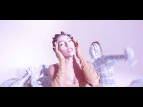 AIDA ROJO - POUR IT UP