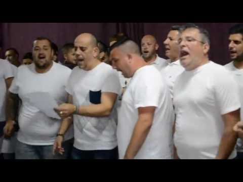 La murga los Desbocados canta a Etiopia.