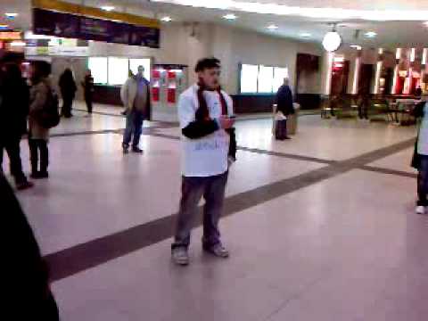 Hooligan singt am Bahnhof