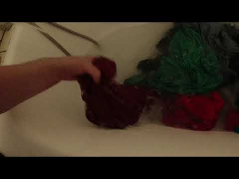 MongoTV_4747 - SKYLLER OG VRIDER VAND UD AF VASKETØJ I BADEKAR