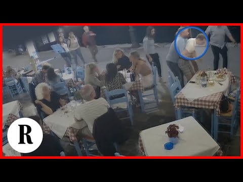 Boccone di traverso, il turista sta per soffocare: salvato con la manovra di Heimlich