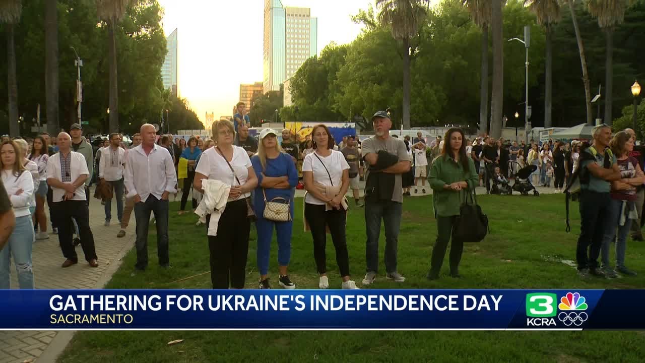 Hundreds gather outside state capitol to celebrate Ukraine's Independence day amid war with Russia