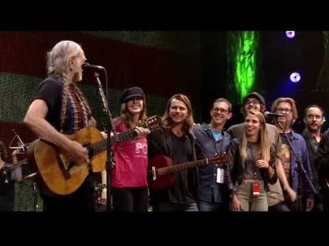 Willie Nelson - Roll Me Up and Smoke Me When I Die (Live at Farm Aid 2013)