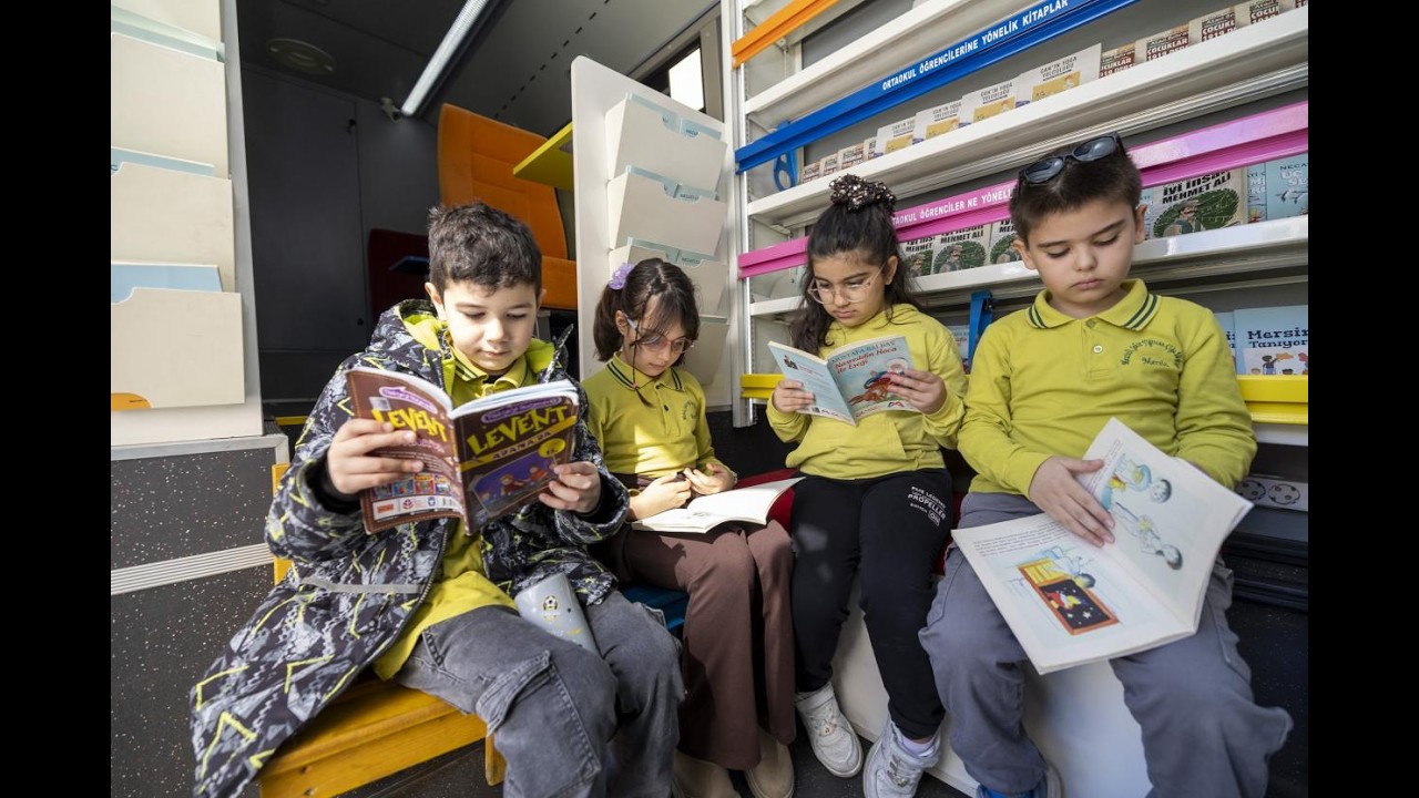 BÜYÜKŞEHİR İLE ÇOCUKLAR TİYATRO’DAN KÜTÜPHANE’YE UZANAN GÜZEL BİR GÜN GEÇİRDİ