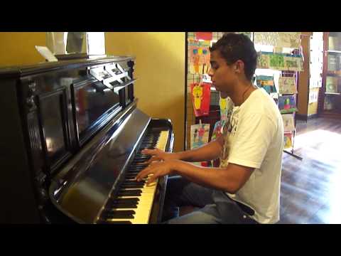 Martin Juri Parlow Pinto, descobrindo os acordes do piano da Escola Nacional