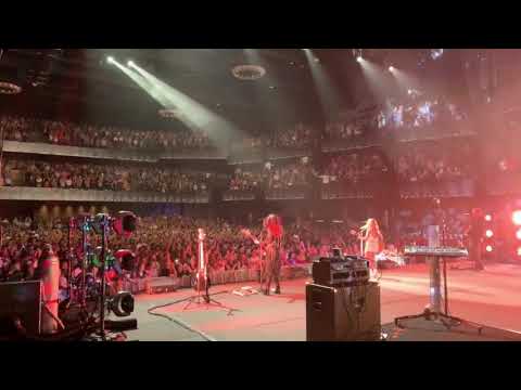 Tailgate Gate: 6,000 Strong in DC Sing-Along to Maren Morris "My Church"