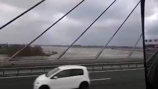 Очень сильный ветер перевернул грузовые автомобили