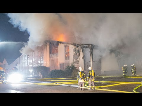 27.11.2020 - Produktionshalle brennt in Köln-Porz vollständig ab
