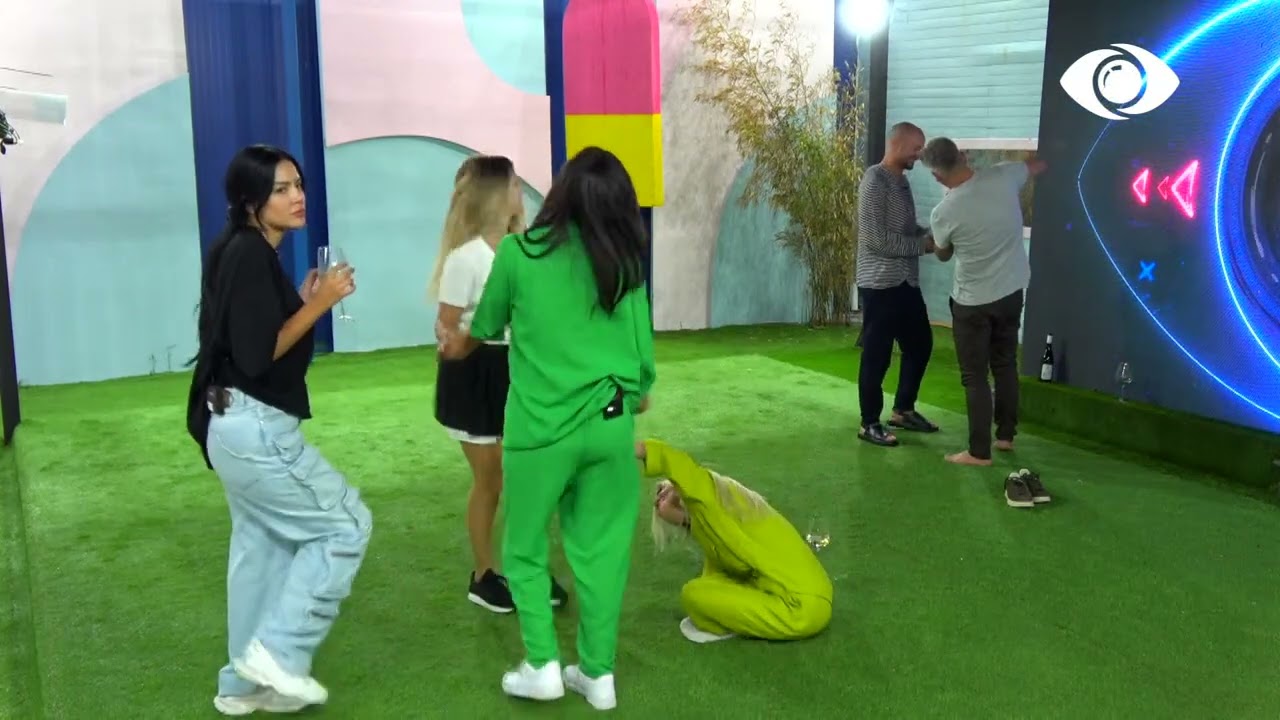 Hajde bëjmë një koreografi/ Vajzat kërcejnë