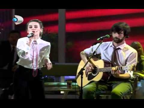 Multitap feat. Demet Evgar - Bu Şarkıyı Dinliyorsan (Beyaz Show Canlı Performans)