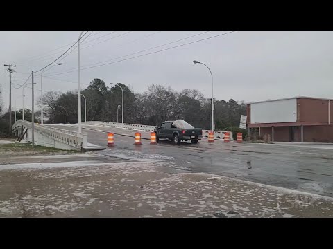 02-14-2021 Jackson, MS - Icy Roads, Motorists Nearly Crash After Ignoring Barricades