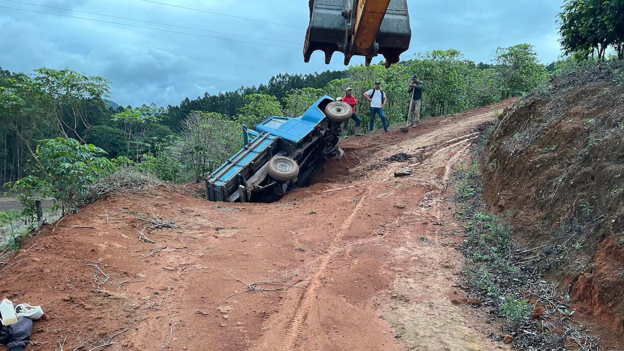 CAMIONETE-PICAPE CAI EM UM GRANDE BURACO resgate com escavadeira hidráulica