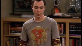 Extrait du Pilot o Sheldon porte un tee-shirt Flash
