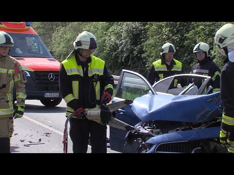 Schwerer Verkehrsunfall am Freitagnachmittag auf B93