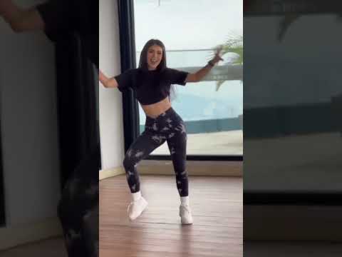 Girl with big butt dancing and twerking