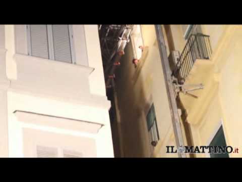 Napoli, panico in strada: crolla un balcone - www.ilmattino.it