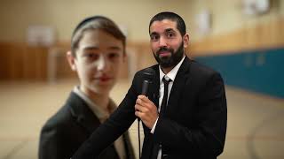 "אתה הרב שניר? זה מה שקרה לנו בגללך!" 😱⚽ עצרה בקניות את הרב שניר והשאירה אותו המום - עם כתוביות (הרב שניר גואטה) - התמונה מוצגת ישירות מתוך אתר האינטרנט יוטיוב. זכויות היוצרים בתמונה שייכות ליוצרה. קישור קרדיט למקור התוכן נמצא בתוך דף הסרטון