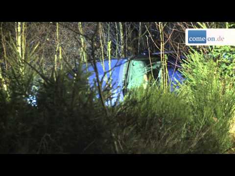 Unfall-PKW im Wald durch Zufall gefunden