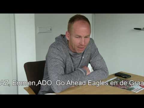 Hans van Echtelt in gesprek met SV Geinoord trainer Dick Kooijman