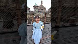 #ディズニーシー  ちびっ子エルサ。アレンデールに来た♡ #アナ雪