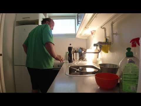 MongoTV_7004 - DRIKKER COLA TIRSDAG AFTEN OG VENTER PÅ REGNINGER BLIVER BETALT ONSDAG MORGEN