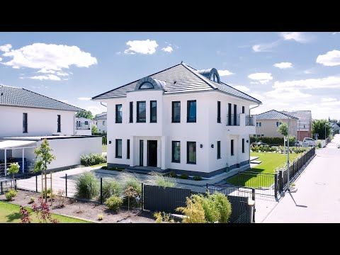 Klassische Stadtvilla mit Zeltdach, Runderker und Tonnengaube von ARGE-HAUS GmbH