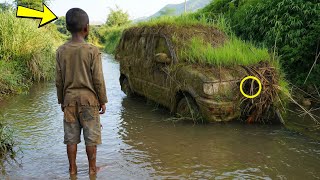 El niño huérfano se escondió en un auto tragado por el lodo — pero encontró algo que cambió su vida
