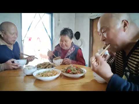 Ocupado terminó la cena de ocho horas de la tarde, comenzó el almuerzo familiar agrícola del noreste