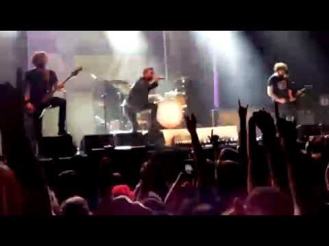 Denak ez du balio - Berri Txarrak + Tim McIlrath (BEC)