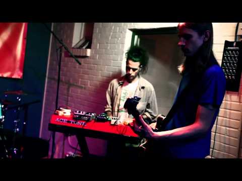 Converse Rubber Tracks - Ready, Set: Psychic Ills Performs "That's Alright"